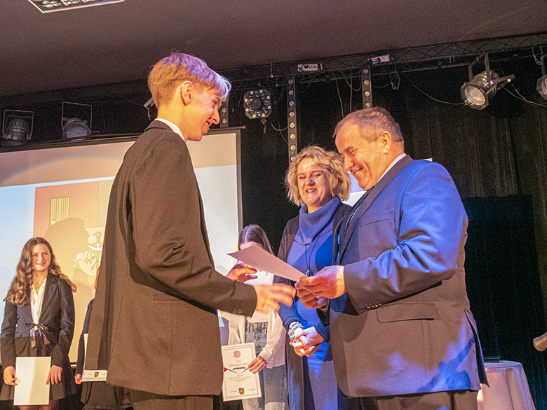 Burmistrz wręczył zdolnym uczniom listy gratulacyjne