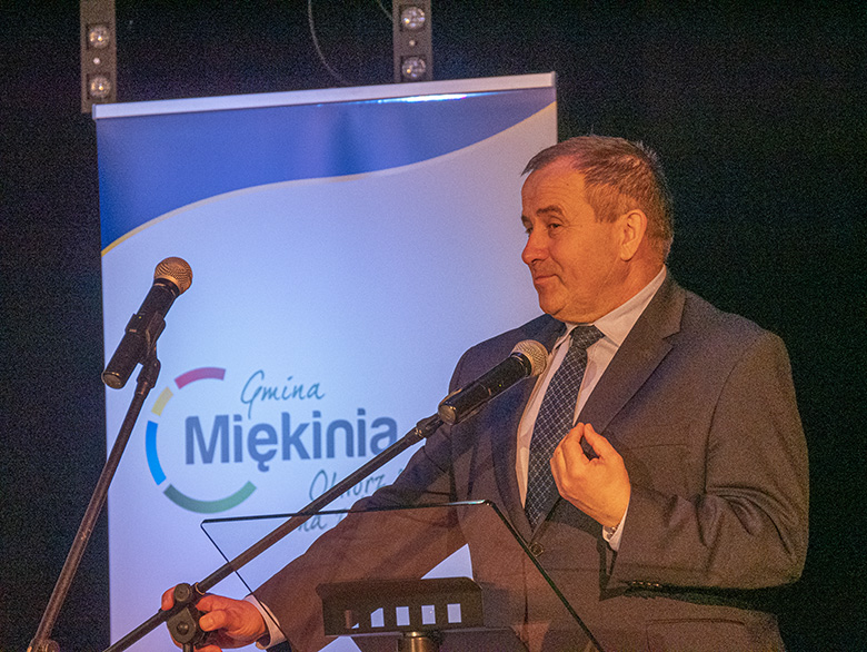 Burmistrz wręczył zdolnym uczniom listy gratulacyjne