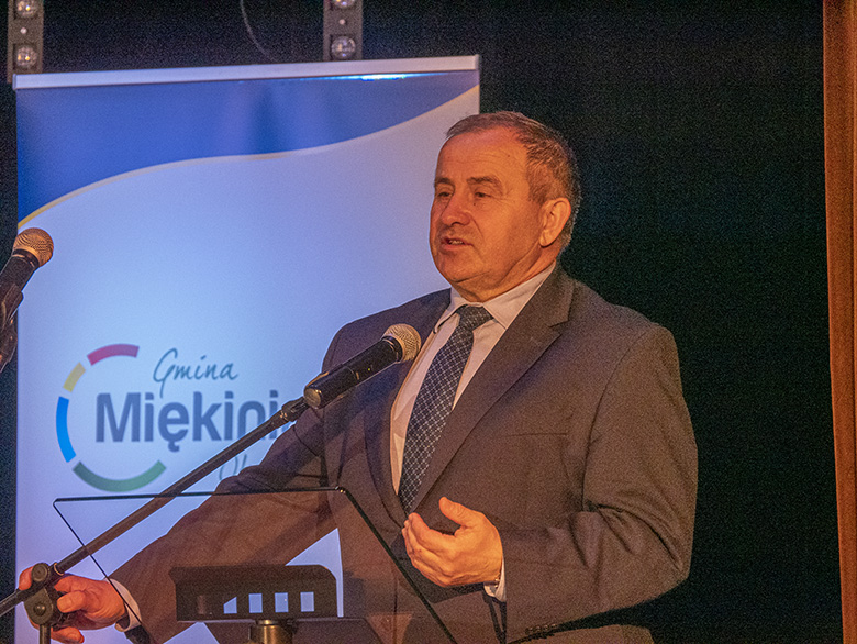 Burmistrz wręczył zdolnym uczniom listy gratulacyjne