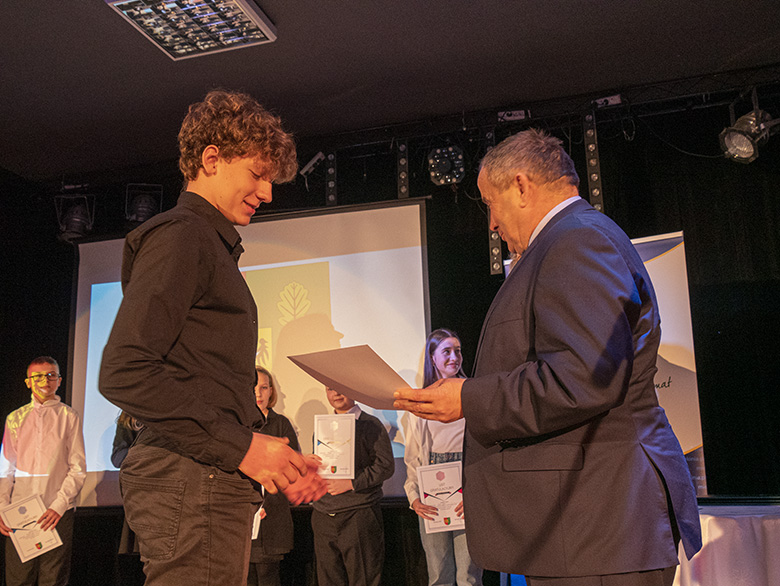 Burmistrz wręczył zdolnym uczniom listy gratulacyjne