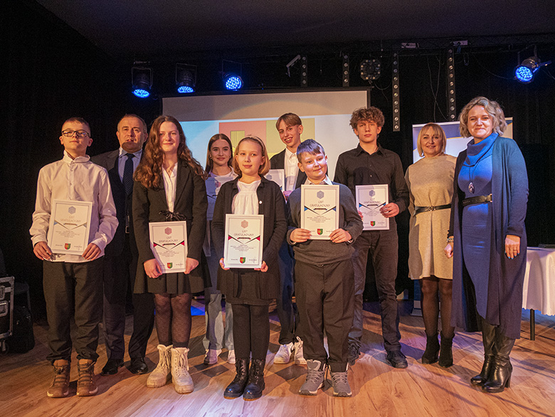 Burmistrz wręczył zdolnym uczniom listy gratulacyjne