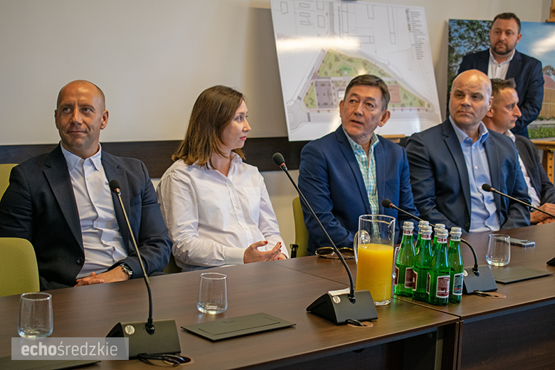 Kolejne spotkanie z przedstawicielami firmy Intel. Zasadzony dąb symbolem trwałości