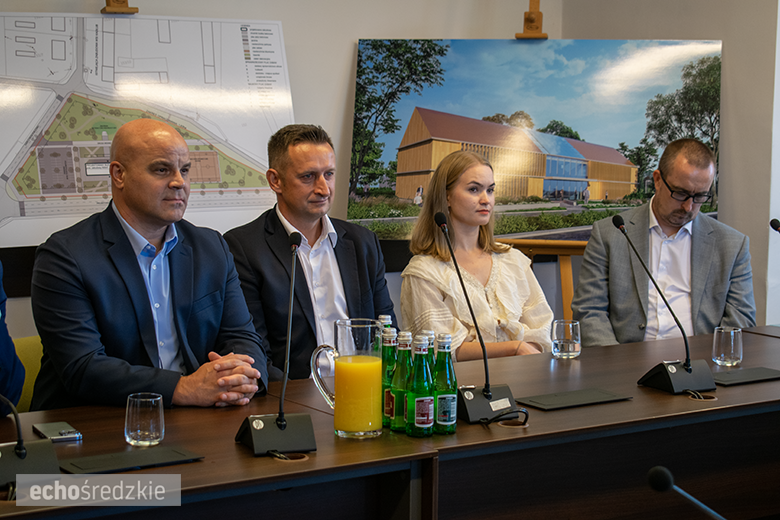 Kolejne spotkanie z przedstawicielami firmy Intel. Zasadzony dąb symbolem trwałości