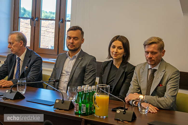 Kolejne spotkanie z przedstawicielami firmy Intel. Zasadzony dąb symbolem trwałości