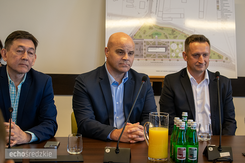 Kolejne spotkanie z przedstawicielami firmy Intel. Zasadzony dąb symbolem trwałości