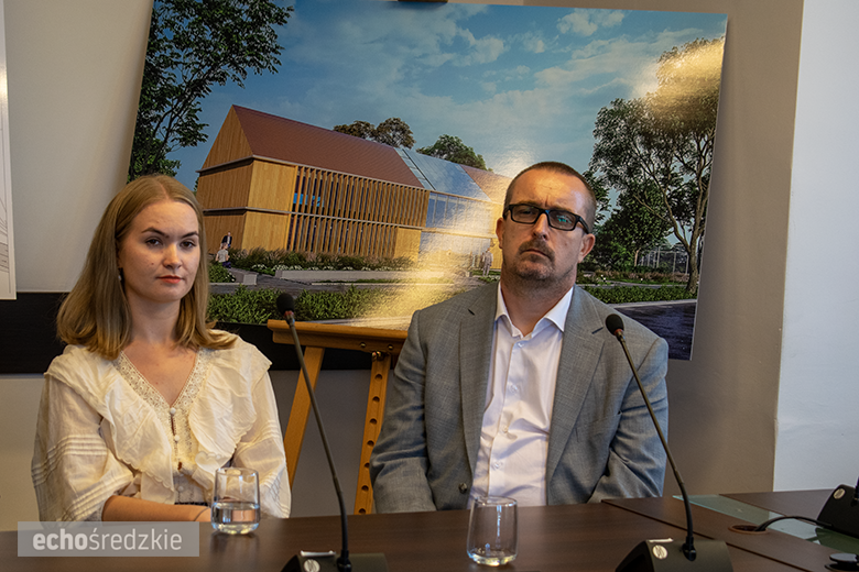 Kolejne spotkanie z przedstawicielami firmy Intel. Zasadzony dąb symbolem trwałości