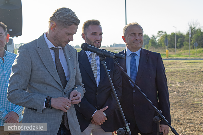 Kolejne spotkanie z przedstawicielami firmy Intel. Zasadzony dąb symbolem trwałości