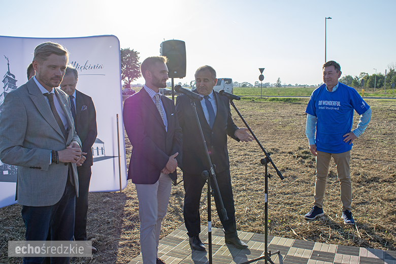 Kolejne spotkanie z przedstawicielami firmy Intel. Zasadzony dąb symbolem trwałości