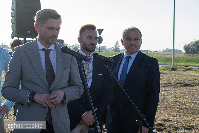 Kolejne spotkanie z przedstawicielami firmy Intel. Zasadzony dąb symbolem trwałości