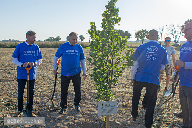 Kolejne spotkanie z przedstawicielami firmy Intel. Zasadzony dąb symbolem trwałości