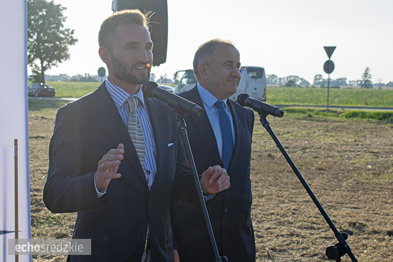 Kolejne spotkanie z przedstawicielami firmy Intel. Zasadzony dąb symbolem trwałości