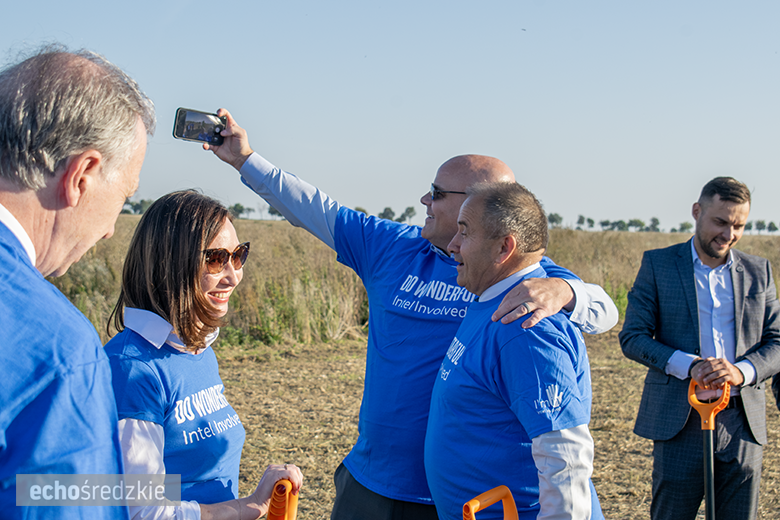 Kolejne spotkanie z przedstawicielami firmy Intel. Zasadzony dąb symbolem trwałości