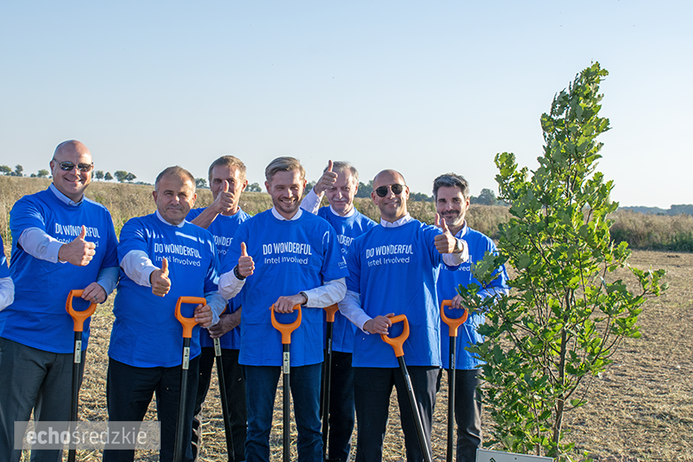 Kolejne spotkanie z przedstawicielami firmy Intel. Zasadzony dąb symbolem trwałości