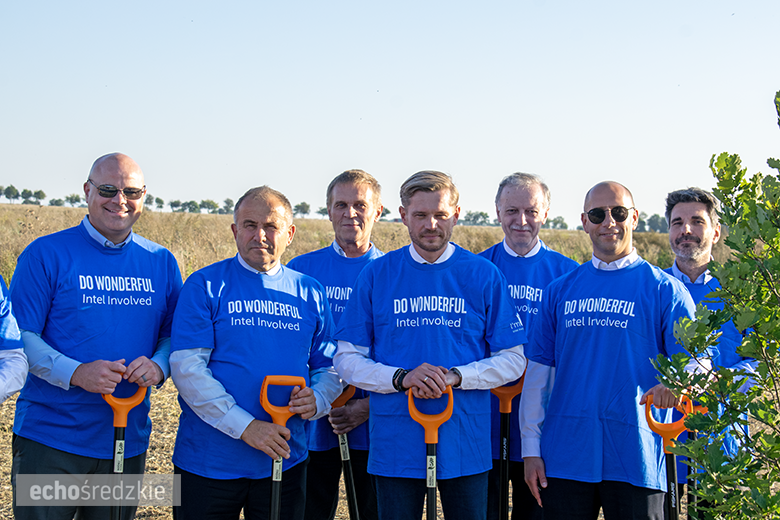 Kolejne spotkanie z przedstawicielami firmy Intel. Zasadzony dąb symbolem trwałości