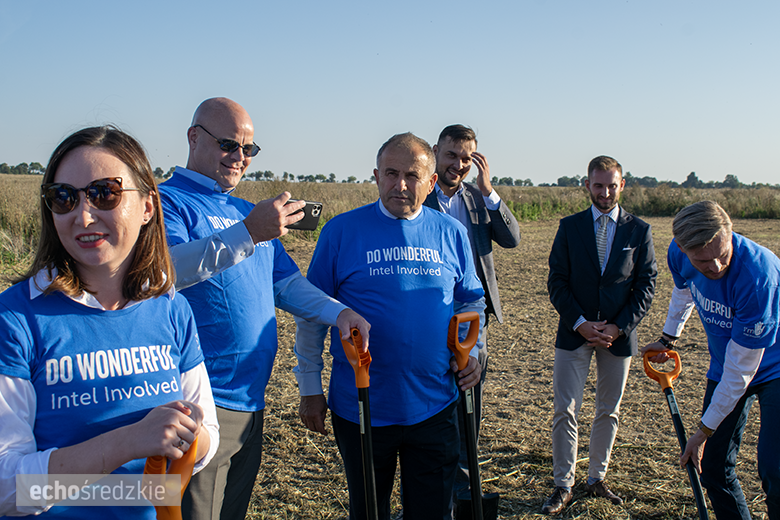 Kolejne spotkanie z przedstawicielami firmy Intel. Zasadzony dąb symbolem trwałości
