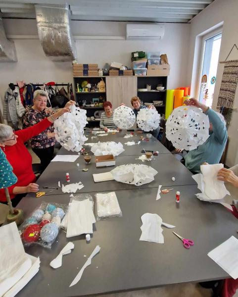 Świąteczne Elfy zaangażowały Seniorów w świąteczne przygotowania!