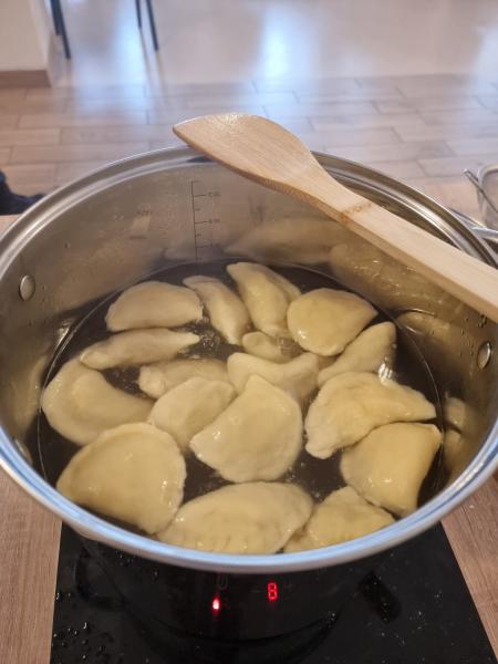 Przedświąteczne lepienie pierogów w Malczycach 