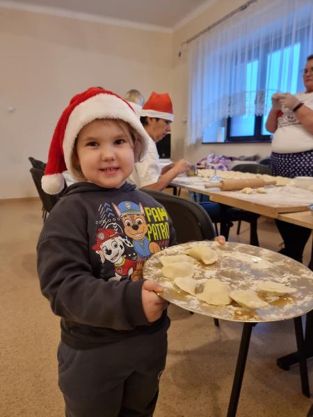 Przedświąteczne lepienie pierogów w Malczycach 