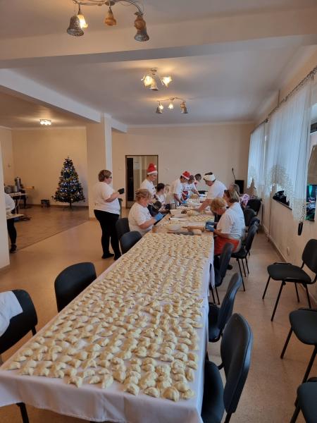 Przedświąteczne lepienie pierogów w Malczycach 