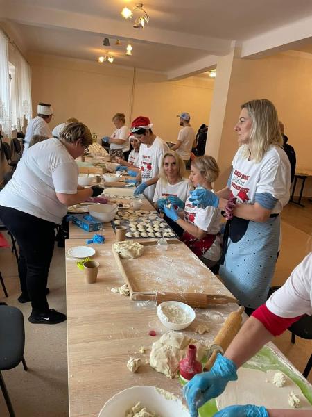 Przedświąteczne lepienie pierogów w Malczycach 