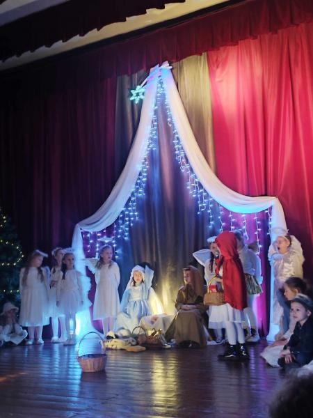 Wzruszające przedstawienie przedszkolaków w Gminnym Ośrodku Kultury w Kostomłotach