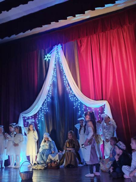 Wzruszające przedstawienie przedszkolaków w Gminnym Ośrodku Kultury w Kostomłotach