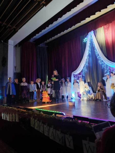 Wzruszające przedstawienie przedszkolaków w Gminnym Ośrodku Kultury w Kostomłotach