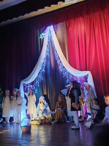 Wzruszające przedstawienie przedszkolaków w Gminnym Ośrodku Kultury w Kostomłotach