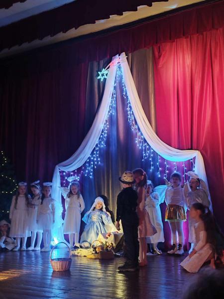 Wzruszające przedstawienie przedszkolaków w Gminnym Ośrodku Kultury w Kostomłotach