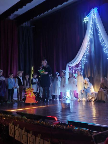 Wzruszające przedstawienie przedszkolaków w Gminnym Ośrodku Kultury w Kostomłotach