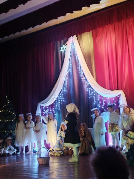 Wzruszające przedstawienie przedszkolaków w Gminnym Ośrodku Kultury w Kostomłotach