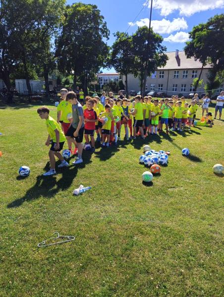 Na boisku w Kostomłotach świętowano zakończenie mijającego sezonu