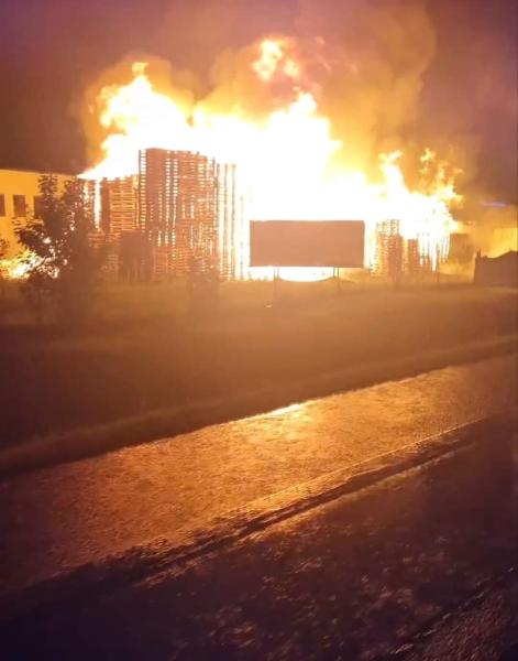 W Krępicach płonęła sterta palet. Ze względów bezpieczeństwa zamknięto drogę krajową