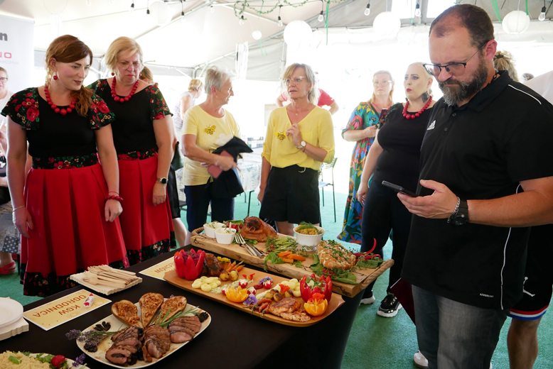 Wyłoniono mistrzów dania z miodem. W Lutyni odbył się Miodowy Piknik