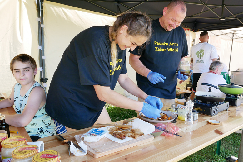 Wyłoniono mistrzów dania z miodem. W Lutyni odbył się Miodowy Piknik