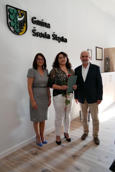 Pogratulowano nauczycielom, którzy właśnie zdali egzamin na stopień nauczyciela mianowanego