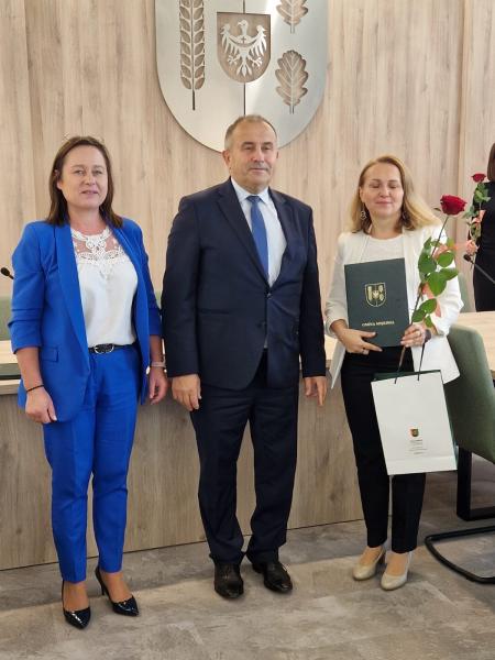 Nauczycielkom wręczono akty nadania i listy gratulacyjne