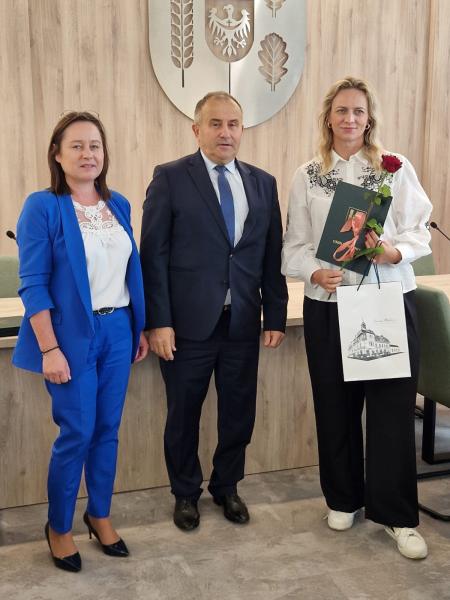 Nauczycielkom wręczono akty nadania i listy gratulacyjne