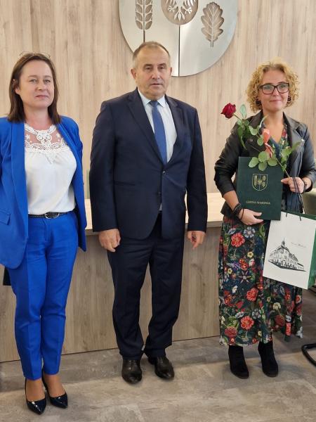 Nauczycielkom wręczono akty nadania i listy gratulacyjne