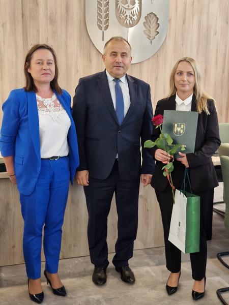 Nauczycielkom wręczono akty nadania i listy gratulacyjne