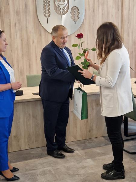 Nauczycielkom wręczono akty nadania i listy gratulacyjne