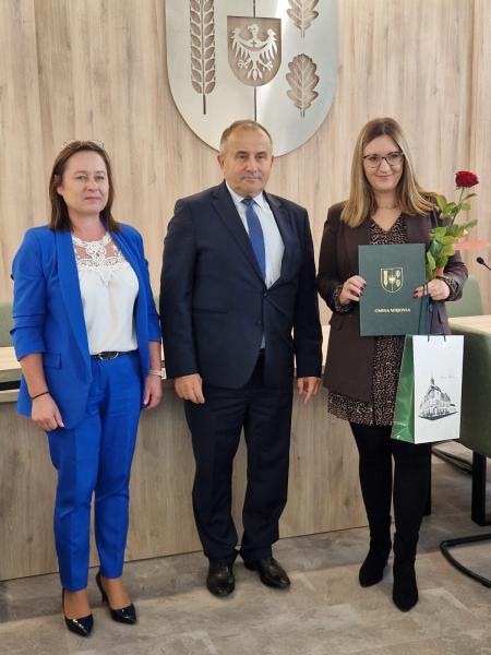 Nauczycielkom wręczono akty nadania i listy gratulacyjne