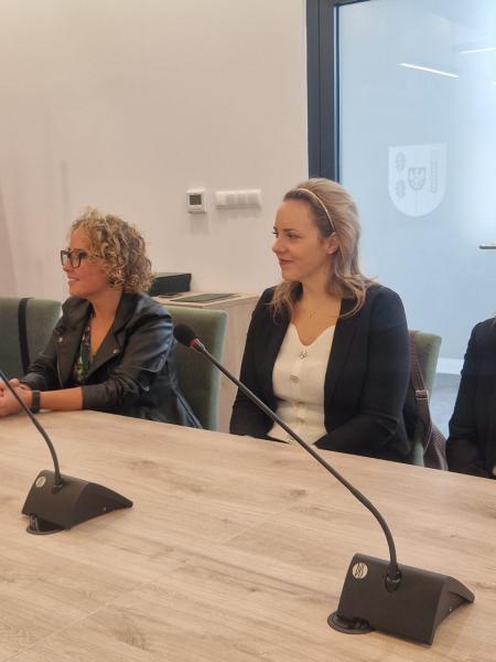 Nauczycielkom wręczono akty nadania i listy gratulacyjne