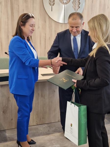 Nauczycielkom wręczono akty nadania i listy gratulacyjne