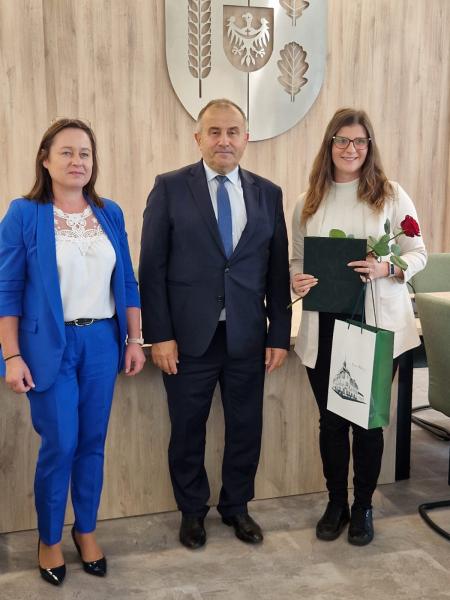 Nauczycielkom wręczono akty nadania i listy gratulacyjne