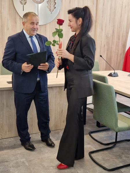 Nauczycielkom wręczono akty nadania i listy gratulacyjne