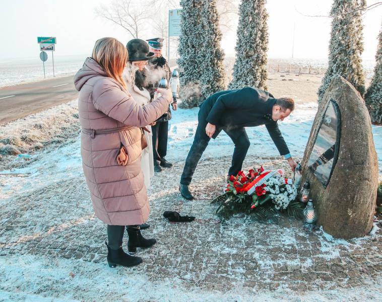17 lutego 2009 roku w miejscowości Jarostów doszło do tragicznego wypadku śmigłowca LPR