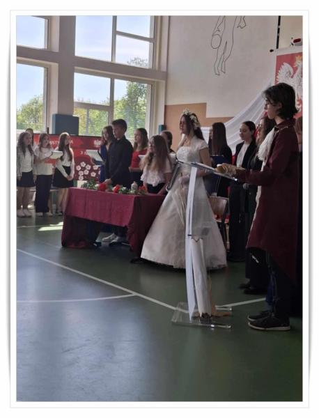 Uczniowie Szkoły Podstawowej w Kostomłotach uczcili kolejną rocznicę uchwalenia Konstytucji 3 Maja