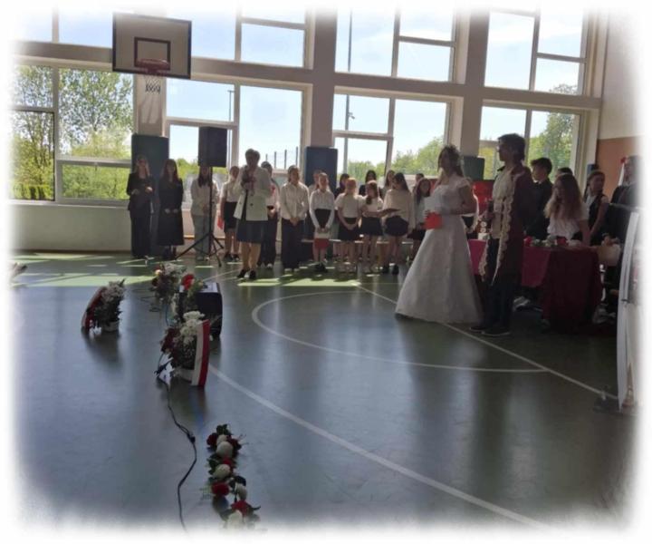 Uczniowie Szkoły Podstawowej w Kostomłotach uczcili kolejną rocznicę uchwalenia Konstytucji 3 Maja