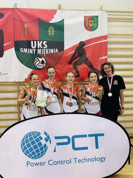 Zacięta rywalizacja i sportowe emocje w Miękini – turniej siatkówki o Puchar Burmistrza